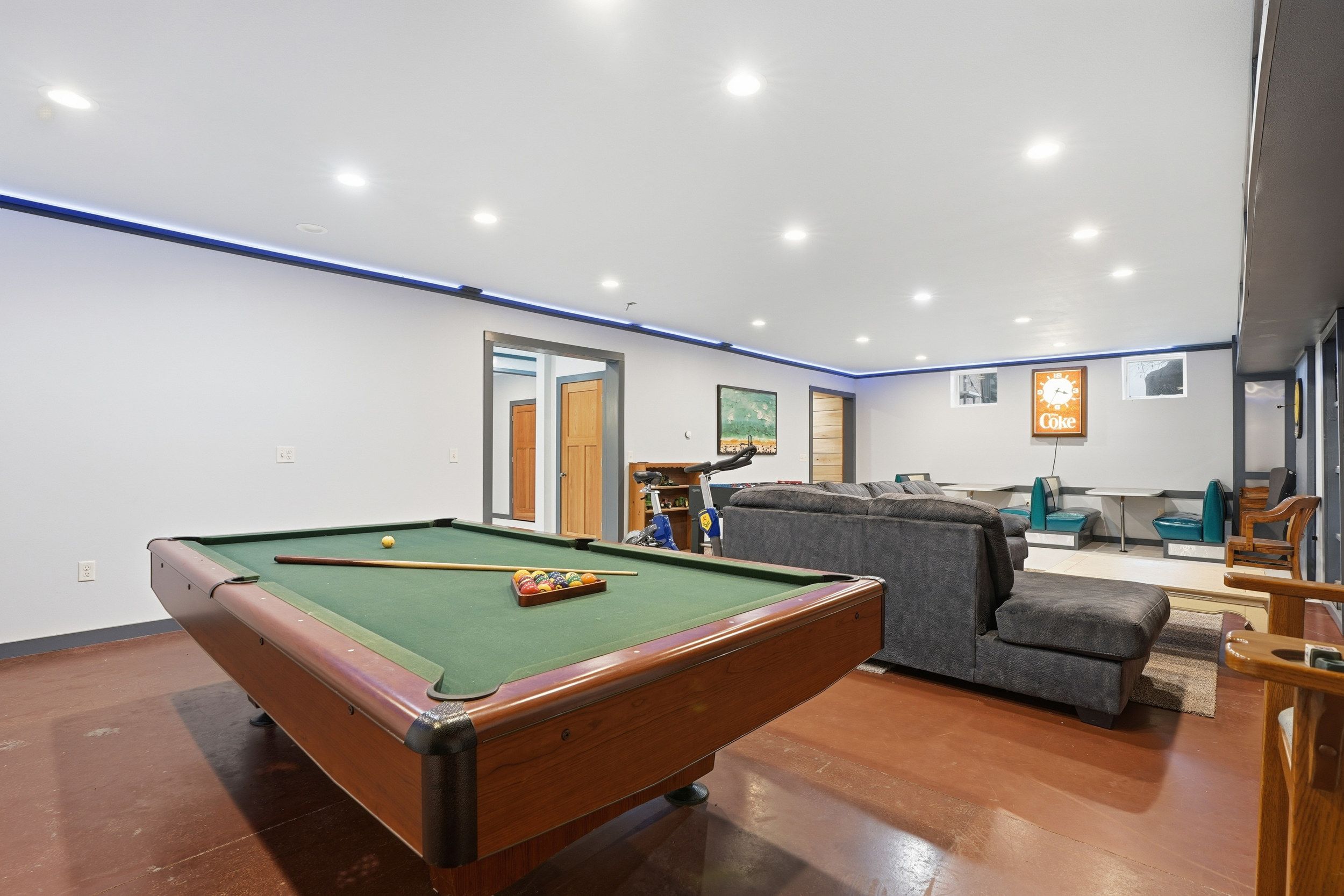 Listing Photo: 3300 Underwood Ave 0046-